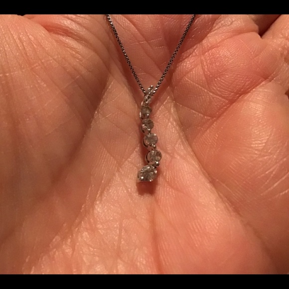 10k 7 DIAMOND JOURNEY PENDANT - Picture 5 of 7